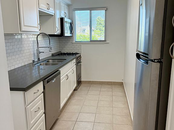 3rd image of 1000 Palm Ave APT 21