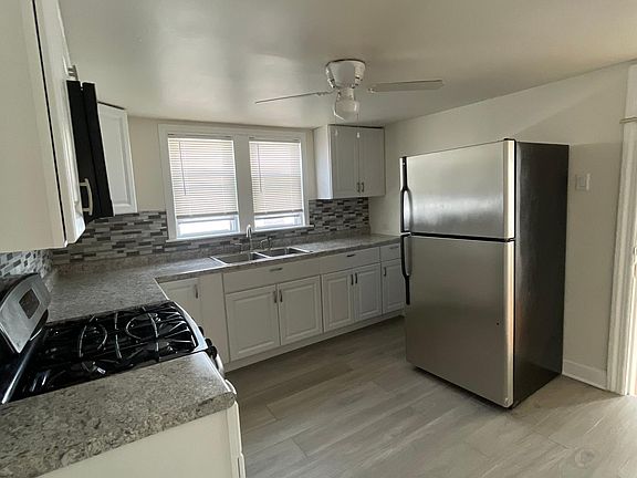 4th image of 6215 W Byron St #2