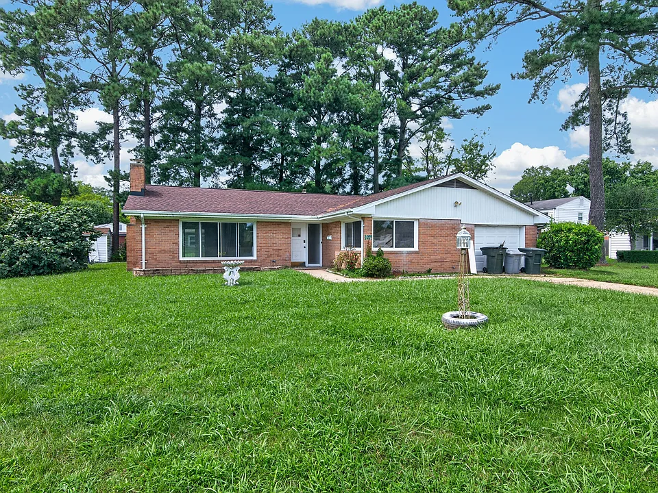 1027 Leon Ln