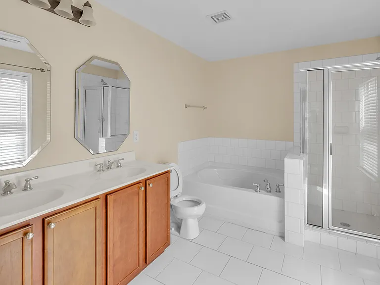 240 Seymour Pl — Photo 17