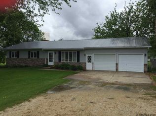 1941 Honey Creek Rd, Manchester, IA 52057