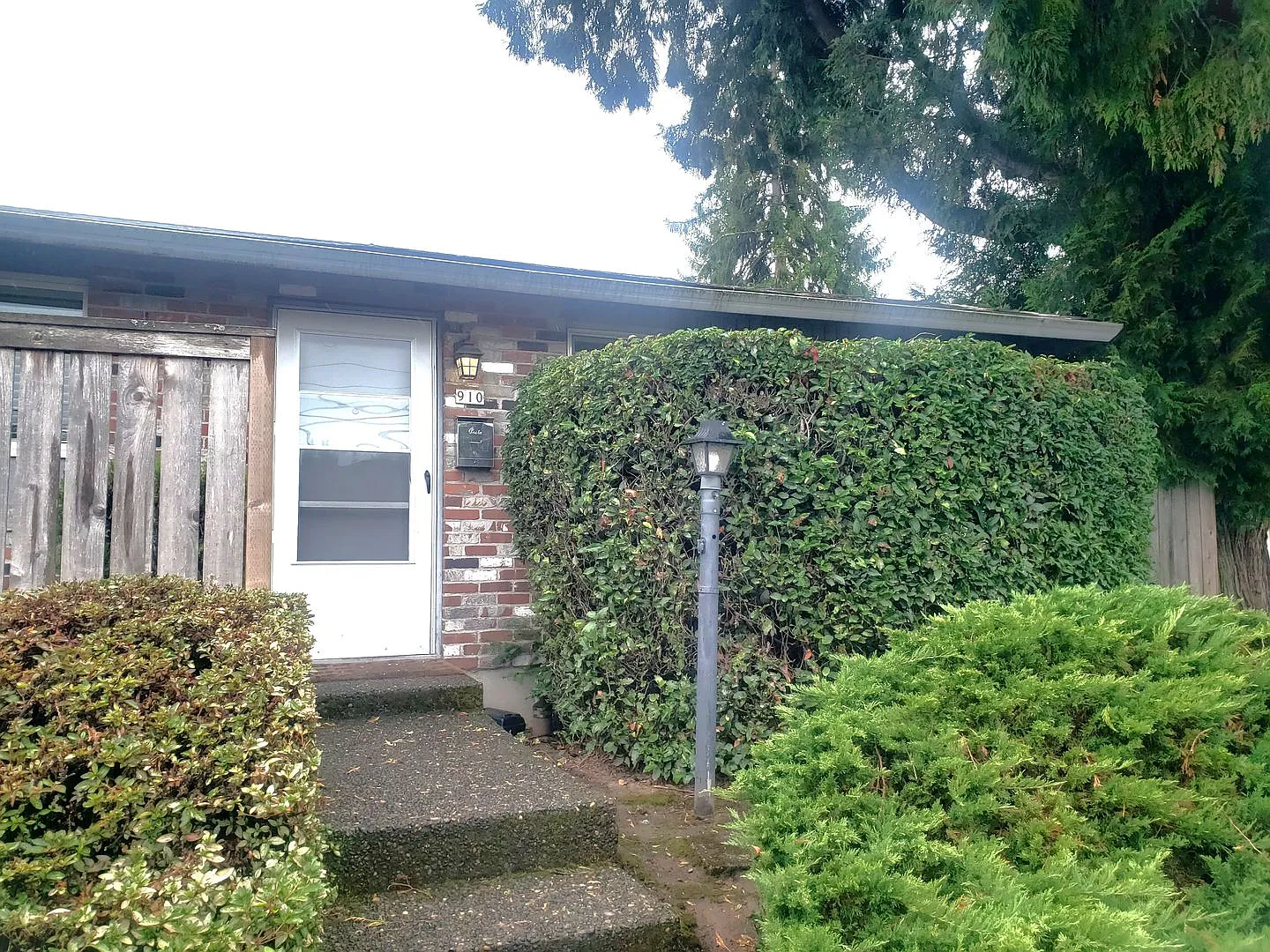 SE - 910-912 Tacoma Ave Duplex — Photo 1