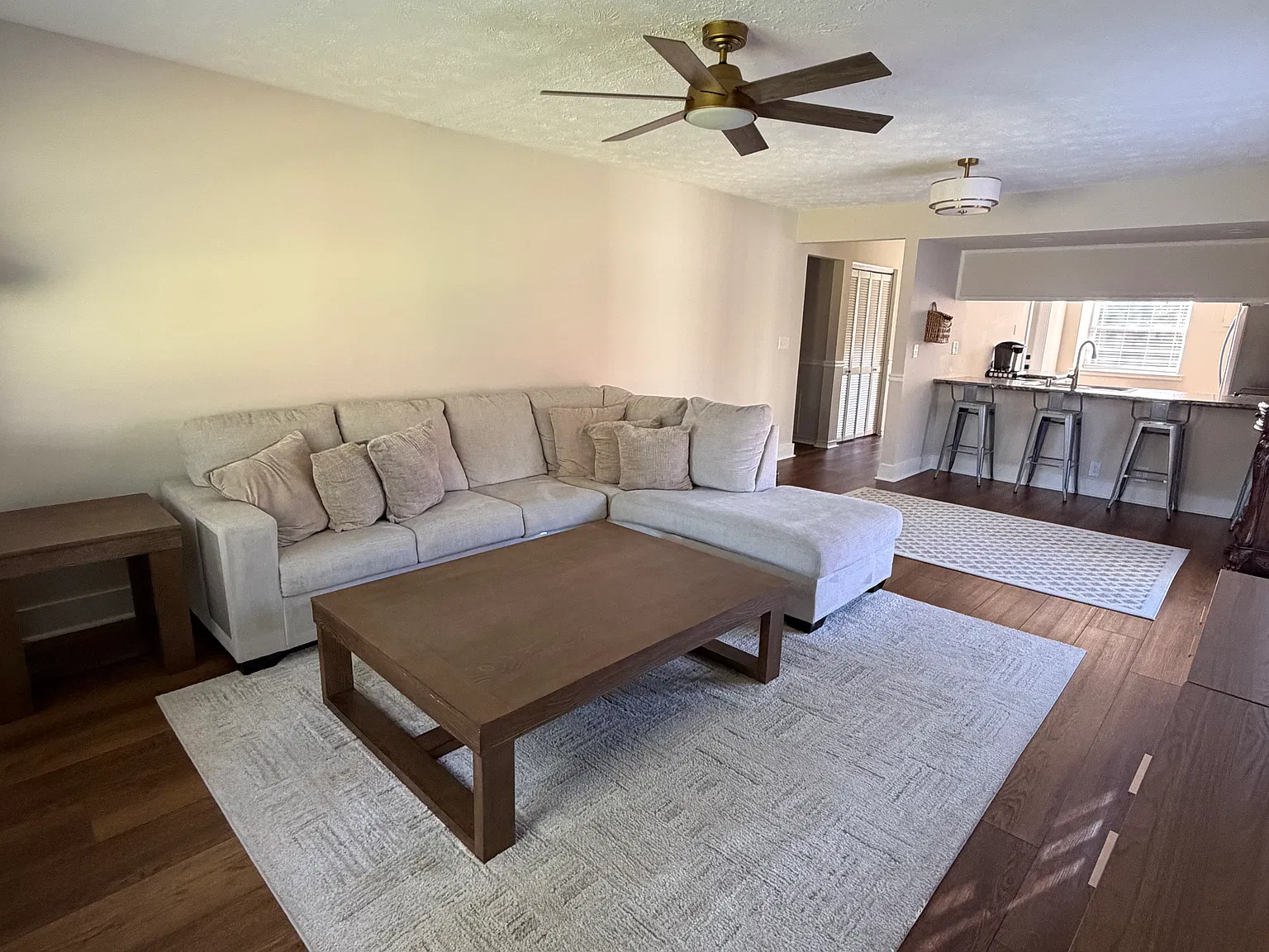 2 bed, 1000 sqft, $1,700 — Photo 2