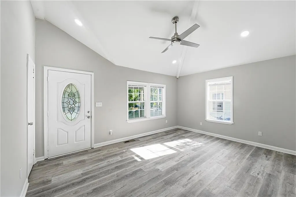 3 bed, 2.0 bath, 1350 sqft, $2,000 — Photo 4