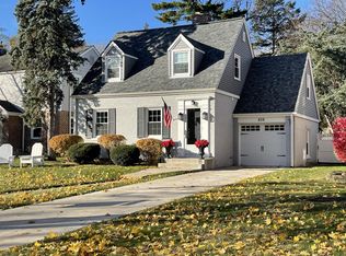 838 S Wheaton Ave, Wheaton, IL 60189