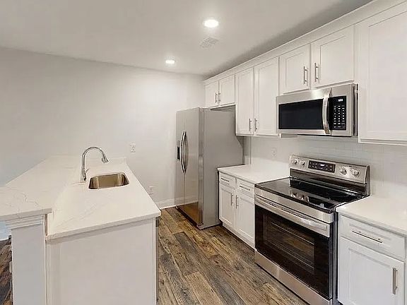 3rd image of 208 Winding Chestnut Dr