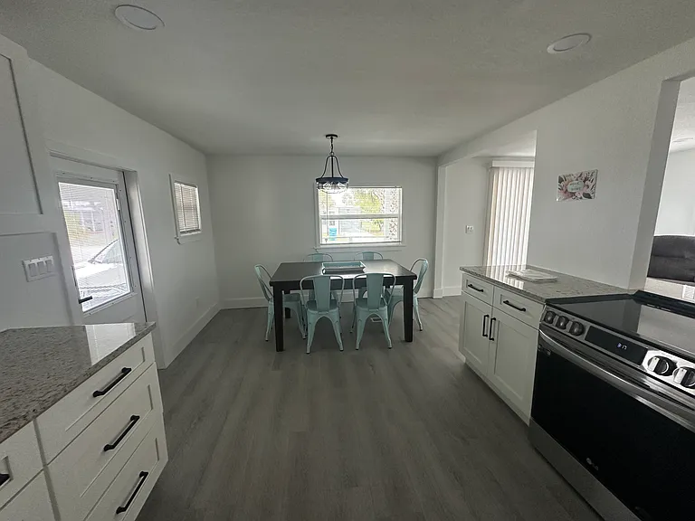 882 Hawthorn Cir — Photo 5