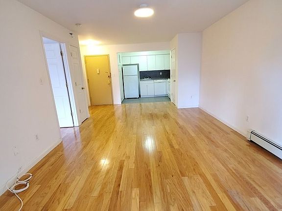4th image of 27-31 Crescent St #2R