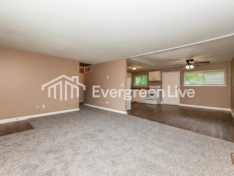 2211 Burnside Dr — Photo 4