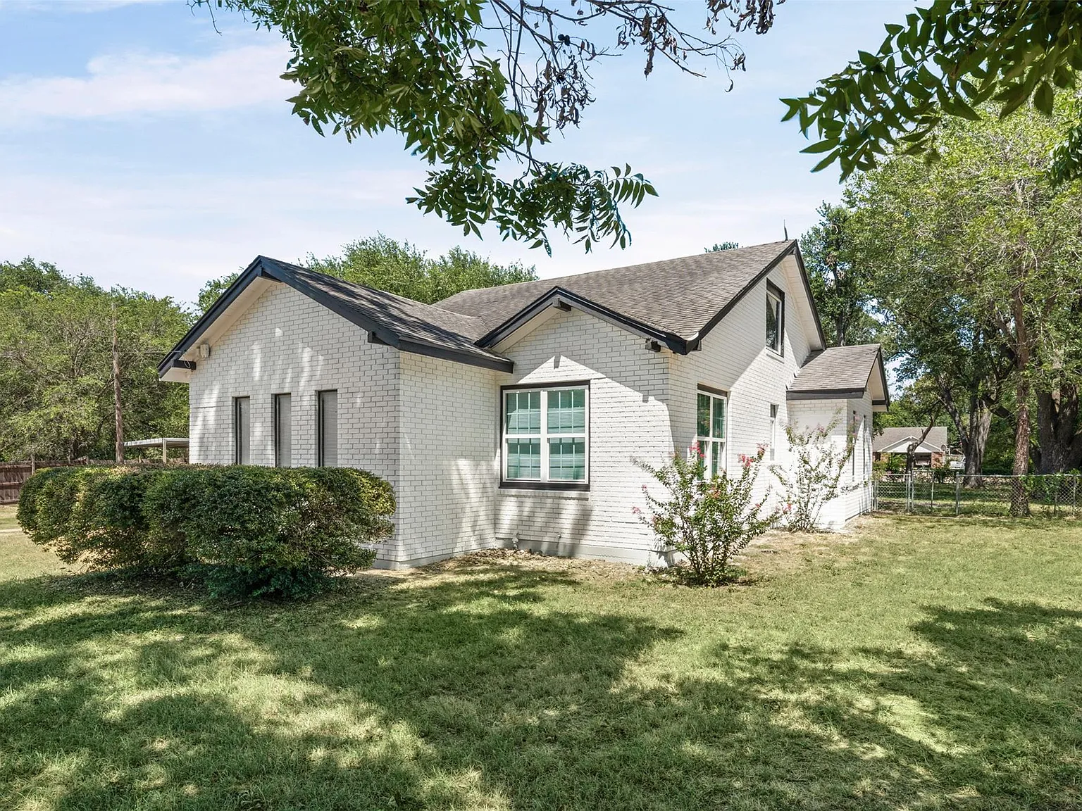 4 bed, 2.0 bath, 3300 sqft, $2,200 — Photo 3
