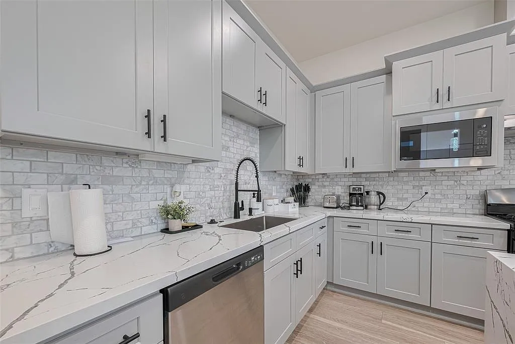 3 bed, 2358 sqft, $3,800 — Photo 4