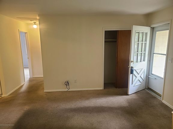 4th image of 28 Edinburgh Dr