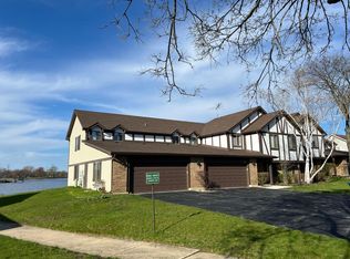 370 Springlake Ln APT B, Aurora, IL 60504