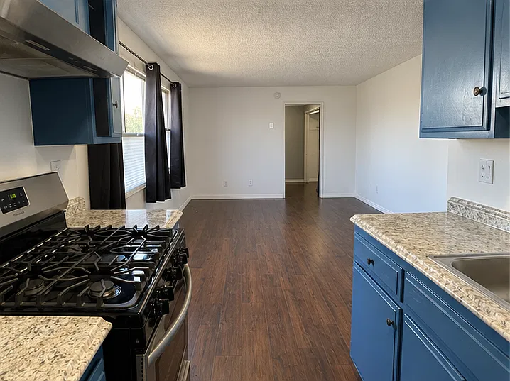 Studio, 750 sqft, $1,750 — Photo 2