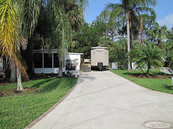 3rd image of 221 Plantation Dr