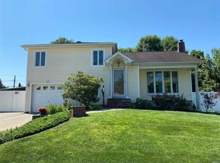 4 Walnut Dr, Syosset, NY 11791