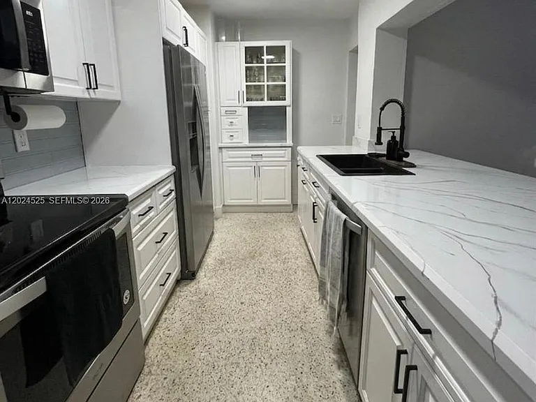 5450 SW 55th Ave #1 — Photo 3