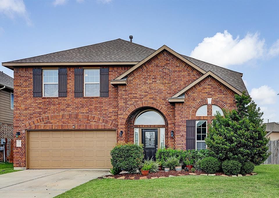Welcome Home! Front Elevation of this stunning home in Westheimer Lakes designed by DR Horton.