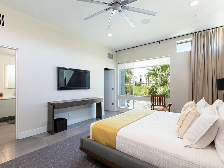 Television of the Valley bedroom.