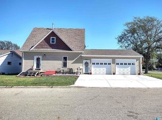 203 E 7th St, Miller, SD 57362