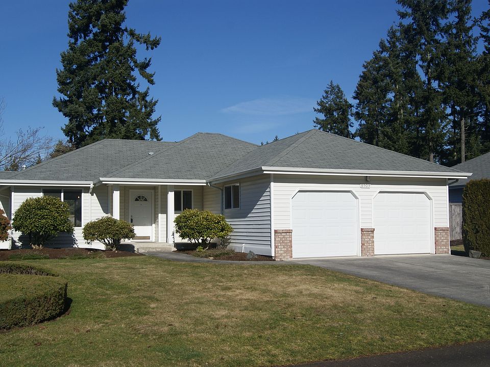 Front of home, large 2 car garage, big front driveway parking
