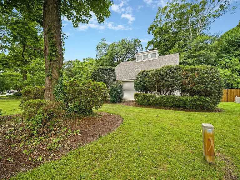 1044 Commodore Dr — Photo 42