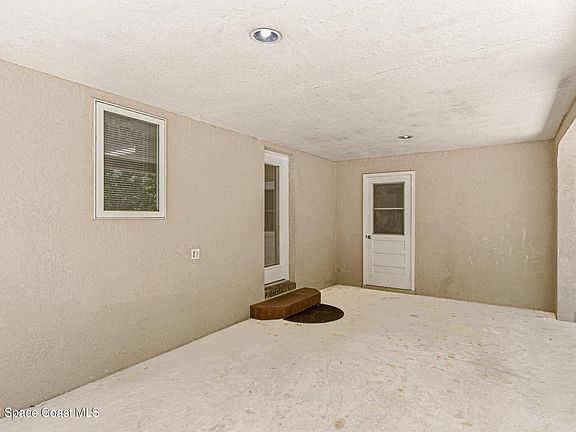 5th image of 693 W Pine Rd