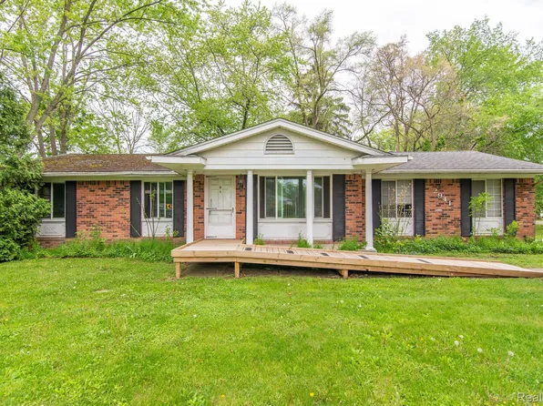 2941 Airport Rd, Waterford, MI 48329