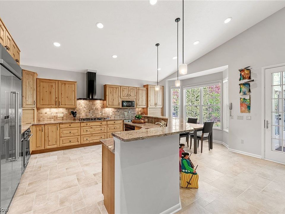 1st image of 400 Blossom Ln