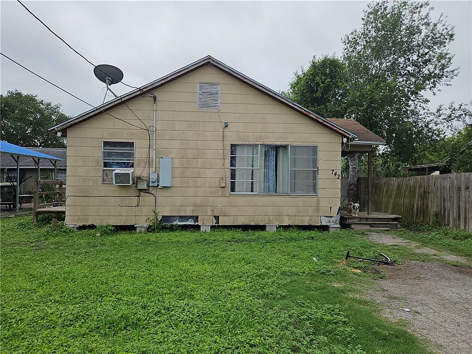 1st image of 742 W 1st St