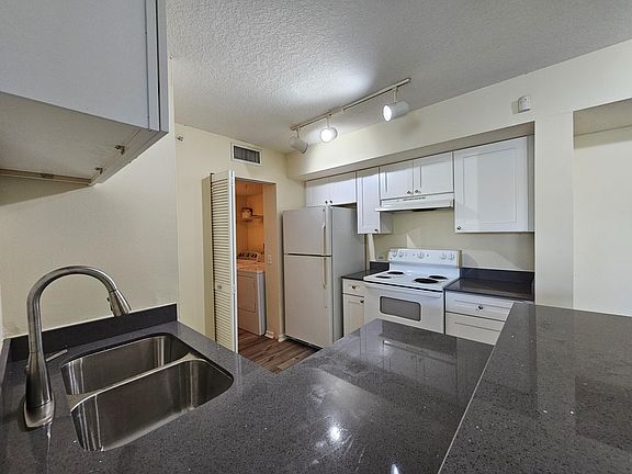 5th image of 604 Villa Cir #604