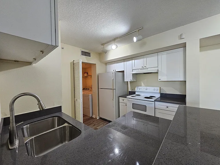 604 Villa Cir #604 — Photo 5