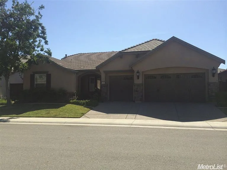 2082 Cadaleigh Ln photo 1