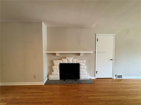 4th image of 440 Lonsdale Ave APT 1