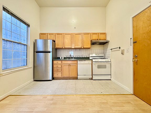 3rd image of 1066 Stockton St #A