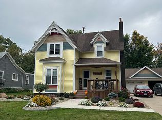 717 E Howard St, Manchester, IA 52057