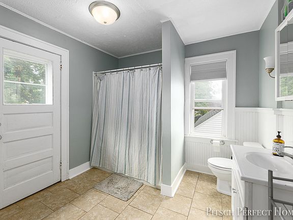 5th image of 942 Dickinson St SE