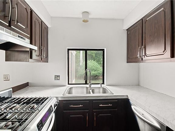 3rd image of 4156 Post Rd #22