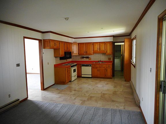 3rd image of 205 Woodcrest Dr
