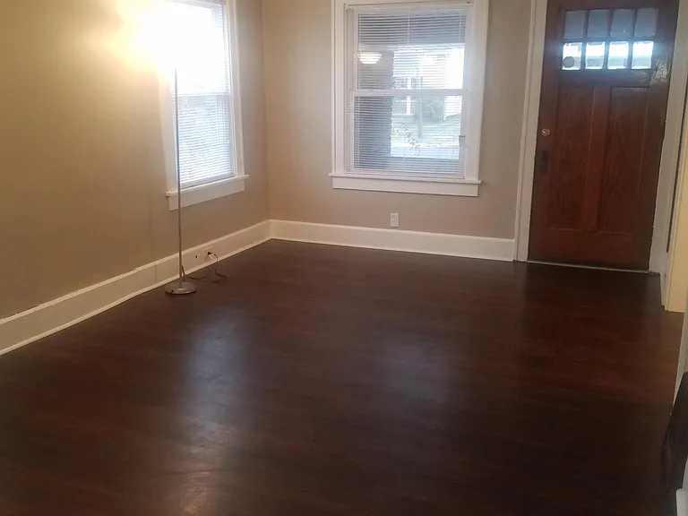 922 11th St NE — Photo 2