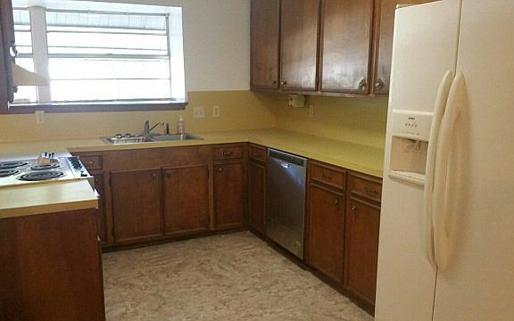 4th image of 1245 Edgewood Cir