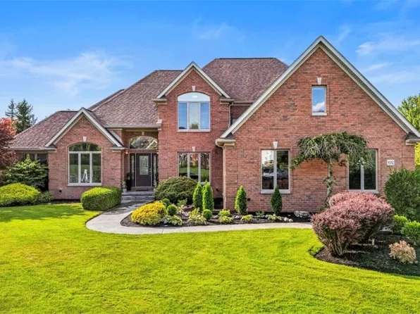 9082 Winding Creek Ln, Clarence Center, NY 14032