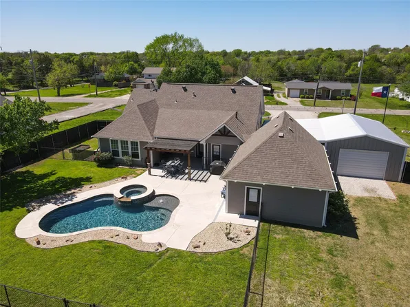 1004 N Oak St, Leonard, TX 75452