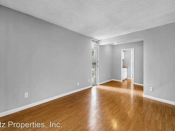 4th image of 1966 N Beachwood Dr #1