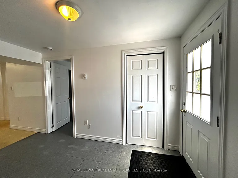 5219 Broughton Cres #IN-LAW ON MAI — Photo 2