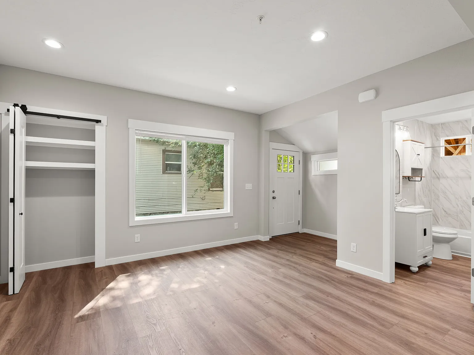 2 bed, 575 sqft, $1,350 — Photo 3