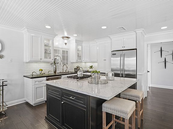 4th image of 327 1/2 Marguerite Ave