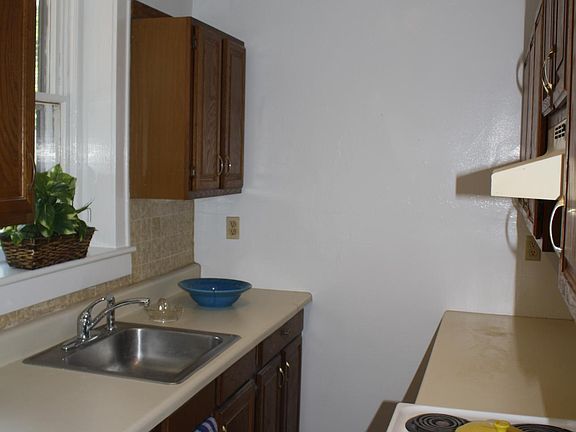 Full Kitchen w. walk in closet