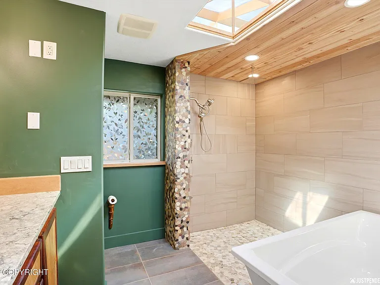 2100 Churchill Dr — Photo 32