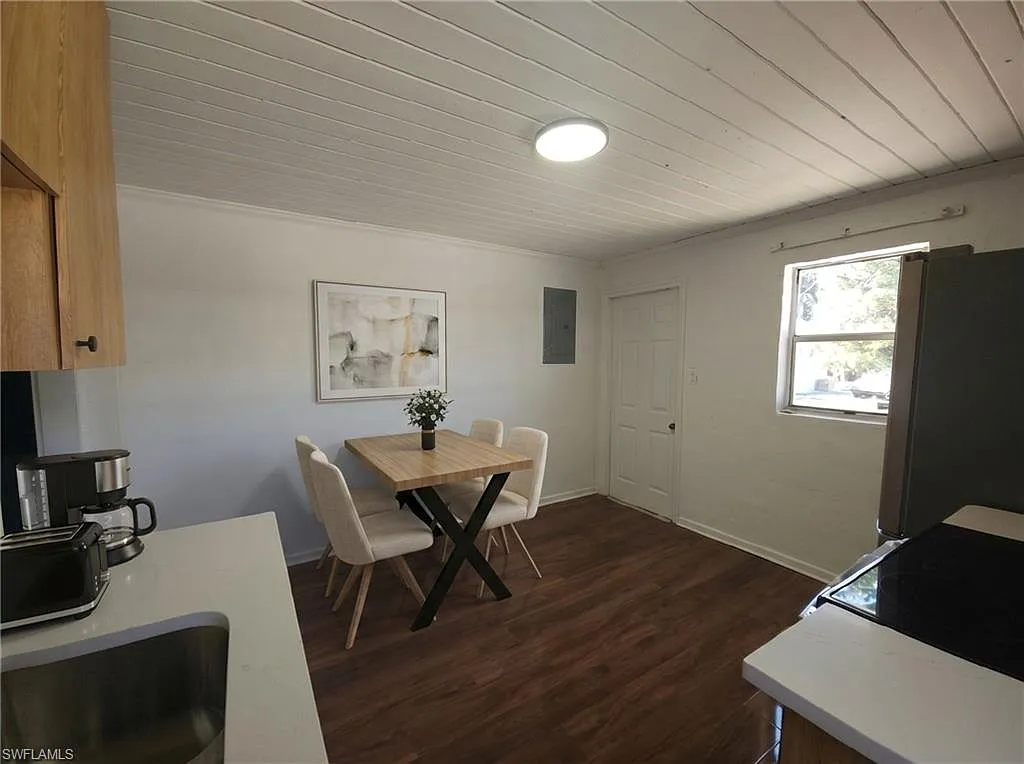 2 bed, 1.0 bath, 696 sqft, $1,300 — Photo 3